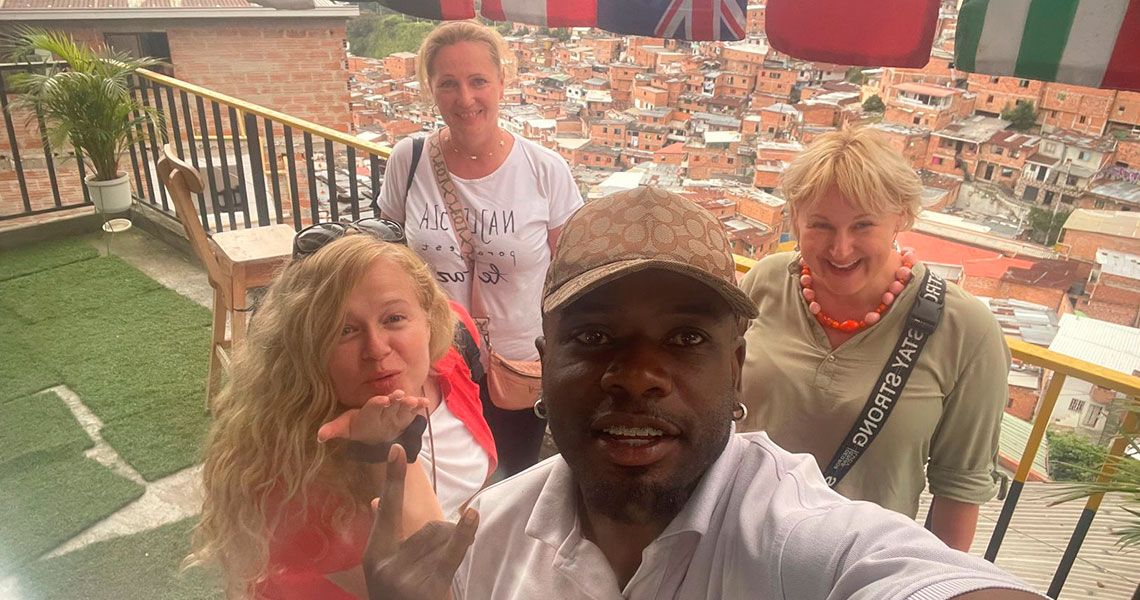 Clientes satisfechos de Vibratour durante un tour en Medellín (1)