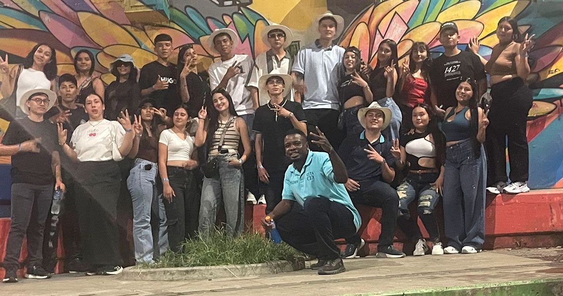 Clientes satisfechos de Vibratour durante un tour en Medellín (2)