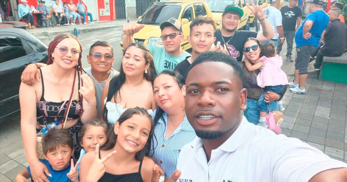 Clientes satisfechos de Vibratour durante un tour en Medellín (3)