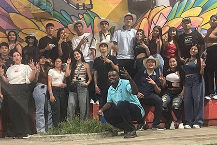 Guía local de Vibratour compartiendo con visitantes en Medellín