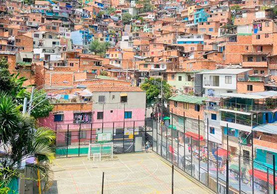 Guía narrando la historia de Medellín durante un recorrido