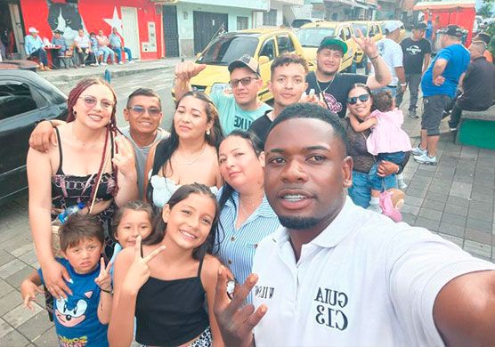 Grupo de turistas de todas las edades en un tour por Medellín